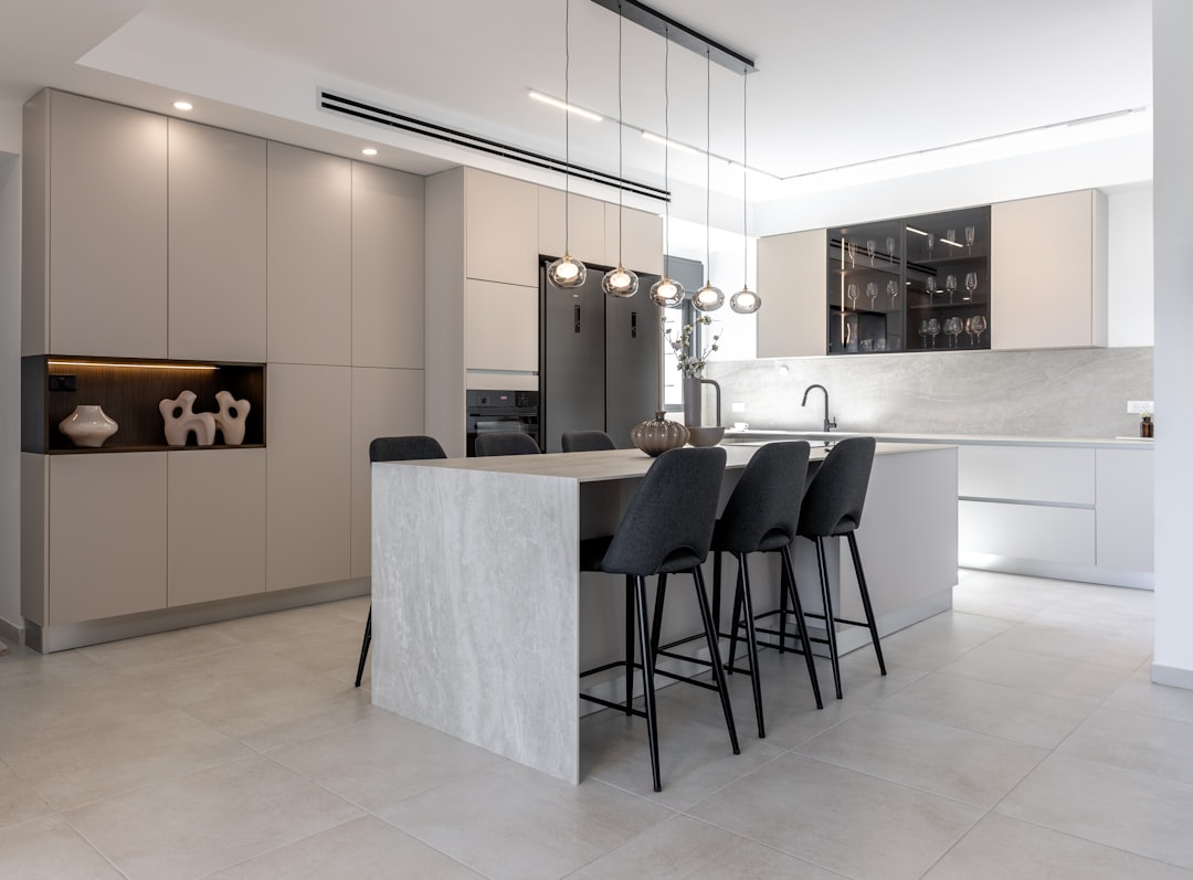 modern-kitchen-with-island-and-bar-stools-kskxj4m8jmi